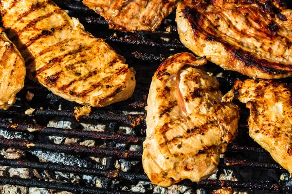 Auf Dem Holzkohlegrill Gegrilltes Hähnchen Und Schweinesteak Blick Von Oben — Stockfoto