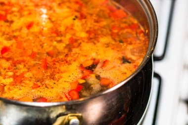 Tavuk ve sebzeli çorba. Kaynayan çorbayı kapat..