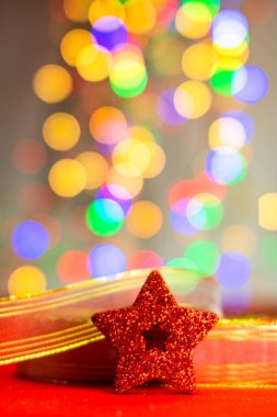 Renkli bir Noel kompozisyonu olan kırmızı parıltılı süslemeler bulanık ışıkların arka planında izole edilmiş..