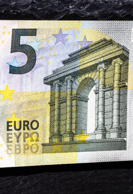 Avro banknotlarının detaylarına özen göster. Para banknotlarının makro detaylarını kapat, 5 Euro izole edilmiş. Dünya para kavramı, enflasyon ve ekonomi kavramı