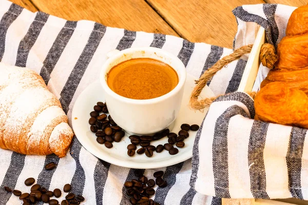 Massa Folhada Xícara Café Croissant Francês Com Manteiga Caixa Madeira — Fotografia de Stock
