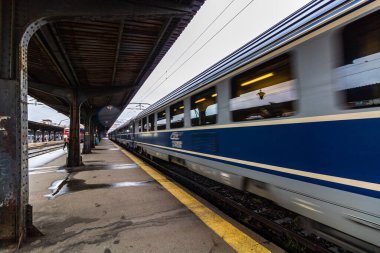 Coronavirus COVID-19 virüsünün neden olduğu değişiklikler ve komplikasyonlar, kalabalık olmayan dünya, boş tren platformu. Bükreş, Romanya, 2020 'deki Kuzey Tren İstasyonu' nda ne bir yolcu ne de bir yolcu var.