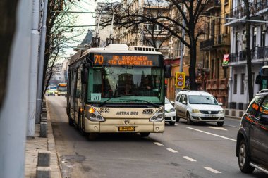 Şehrin şehir merkezinde trafik sıkışıklığında araba trafiği. Romanya 'nın başkenti Bükreş' te sabah ve akşam araba kirliliği, trafik sıkışıklığı