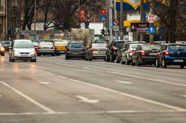 Şehrin şehir merkezinde trafik sıkışıklığında araba trafiği. Romanya 'nın başkenti Bükreş' te sabah ve akşam araba kirliliği, trafik sıkışıklığı