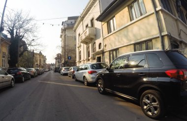 Coronavirüs salgınının yol açtığı değişimler ve komplikasyonlar kalabalığın olmadığı bir dünya, virüs sokakları boşaltıyor. Bükreş, Romanya, 2020 'de trafik sıkışıklığı, kirlilik yok, sokaklar bomboş.