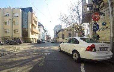 Coronavirüs salgınının yol açtığı değişimler ve komplikasyonlar kalabalığın olmadığı bir dünya, virüs sokakları boşaltıyor. Bükreş, Romanya, 2020 'de trafik sıkışıklığı, kirlilik yok, sokaklar bomboş.