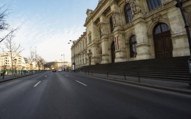 Coronavirüs salgınının yol açtığı değişimler ve komplikasyonlar kalabalığın olmadığı bir dünya, virüs sokakları boşaltıyor. Bükreş, Romanya, 2020 'de trafik sıkışıklığı, kirlilik yok, sokaklar bomboş.