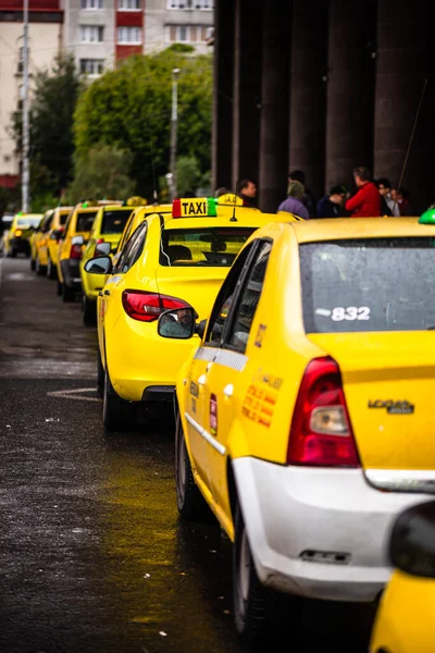 Auto Het Verkeer Moderne Stad Taxi Service Taxi Geparkeerd Bij — Stockfoto