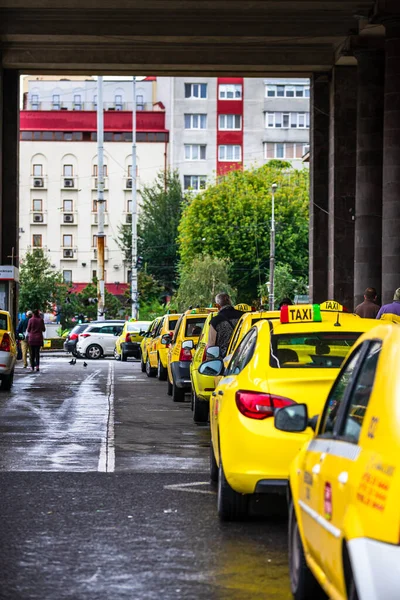 Samochód Ruchu Nowoczesne Taksówki Miejskie Taksówki Zaparkowane Przy Stacji Taksówkowej — Zdjęcie stockowe