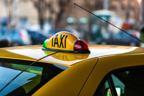 Détail Enseigne Taxi Sur Voiture Taxi Jaune Dans Bucarest Roumanie — Photo