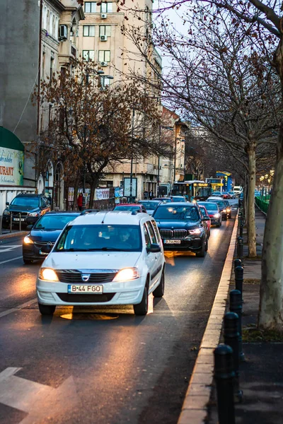 Şehrin şehir merkezinde trafik sıkışıklığında araba trafiği. Romanya 'nın başkenti Bükreş' te sabah ve akşam araba kirliliği, trafik sıkışıklığı