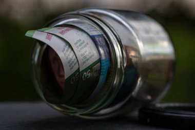 İsviçre frangı CHF banknotu cam kavanozda para biriktiriyor. Tüketim ve ekonomi. İş, bahşiş, finans, tasarruf, bankacılık ve insan kavramı