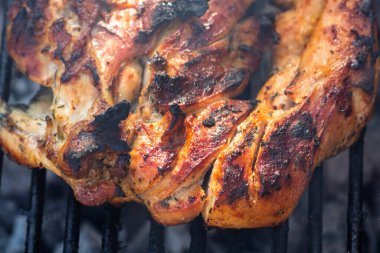 Domuz pirzolası, biftek, ızgarada sosis dumanlı ızgara