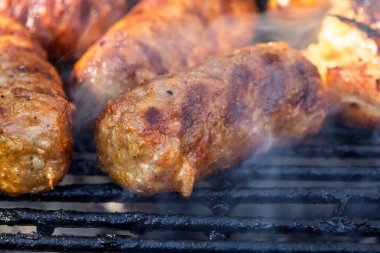 Domuz pirzolası, biftek, ızgarada sosis dumanlı ızgara