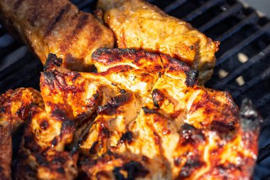 Domuz pirzolası, biftek, ızgarada sosis dumanlı ızgara