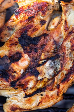 Domuz pirzolası, biftek, ızgarada sosis dumanlı ızgara