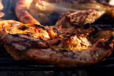 Domuz pirzolası, biftek, ızgarada sosis dumanlı ızgara