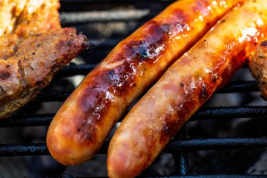 Domuz pirzolası, biftek, ızgarada sosis dumanlı ızgara