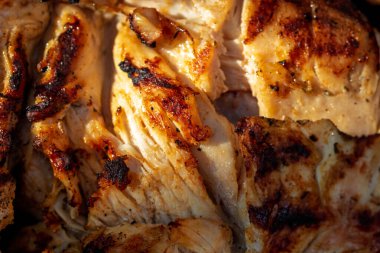 Domuz pirzolası, biftek, ızgarada sosis dumanlı ızgara