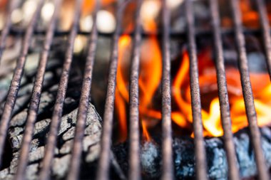 Barbekü ızgarası, yanan odun ve ateş alevleri. Parlak alevli boş kömür ızgarası.