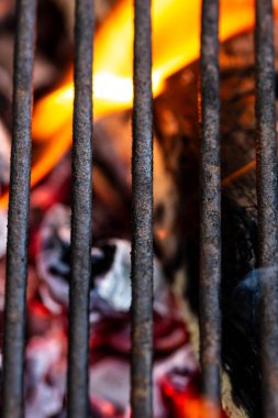 Barbekü ızgarası, yanan odun ve ateş alevleri. Parlak alevli boş kömür ızgarası.