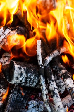 Barbekü ızgarası, yanan odun ve ateş alevleri. Parlak alevli boş kömür ızgarası.