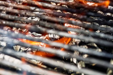 Ateşli ve kömürlü barbekü ızgarası.