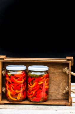 Sirke içinde konserve biber. Biber turşusu.