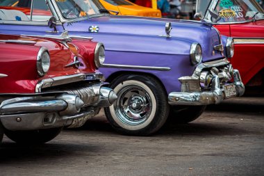 Havana, Küba 'da klasik Amerikan arabası. Renkli binalar ve eski arabalarla tipik Havana şehir manzarası