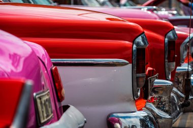 Havana, Küba 'da klasik Amerikan arabası. Renkli binalar ve eski arabalarla tipik Havana şehir manzarası