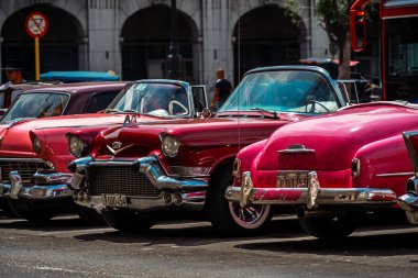 Havana, Küba 'da klasik Amerikan arabası. Renkli binalar ve eski arabalarla tipik Havana şehir manzarası