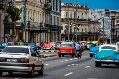 Havana, Küba 'da klasik Amerikan arabası. Renkli binalar ve eski arabalarla tipik Havana şehir manzarası
