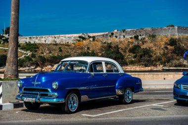 Havana, Küba 'da klasik Amerikan arabası. Renkli binalar ve eski arabalarla tipik Havana şehir manzarası