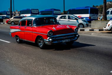 Havana, Küba 'da klasik Amerikan arabası. Renkli binalar ve eski arabalarla tipik Havana şehir manzarası