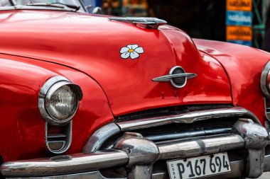 Havana, Küba 'da klasik Amerikan arabası. Renkli binalar ve eski arabalarla tipik Havana şehir manzarası