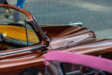 Havana, Küba 'da klasik Amerikan arabası. Renkli binalar ve eski arabalarla tipik Havana şehir manzarası