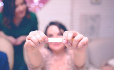 kız mutlu bir tahmin çekti ve elinde tutan