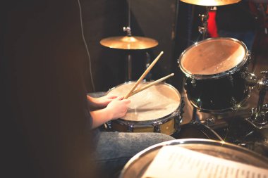 Bir davulcu ve sopaları, ritim müzikal performans oluşturmak için kavga yükleme