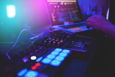 Genç Dj elinde bir uzaktan çağdaş müzik yaratmak bir gece kulübünde faaliyet