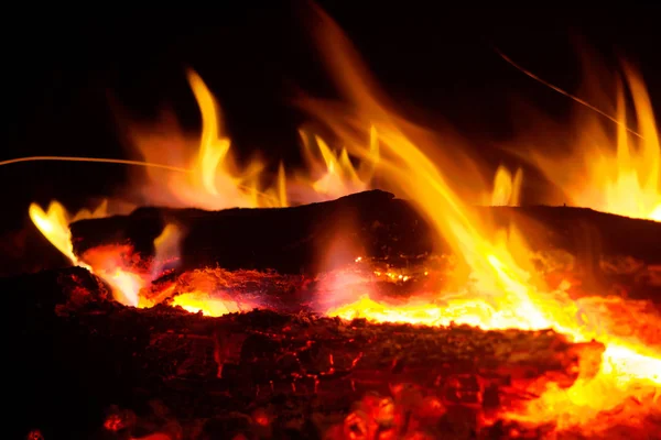 Chama Fogo Que Queima Noite Escura Brasas Ardentes Que Dão — Fotografia de Stock