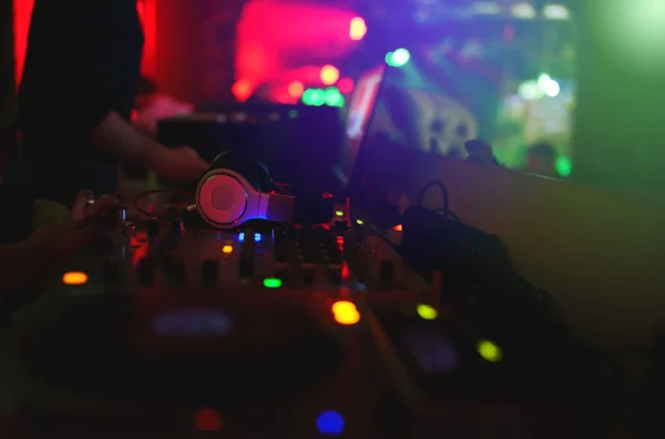 Mãos Jovem Operam Controle Remoto Uma Boate Criando Música Contemporânea — Fotografia de Stock