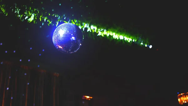 Violette Spiegelkugel Für Die Tanzfläche Eines Nachtclubs Reflektiert Die Lichtstrahlen — Stockfoto