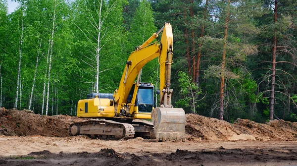 Escavatore Giallo Con Cingolato Una Pista Bruco Lavori Costruzione Una — Foto Stock