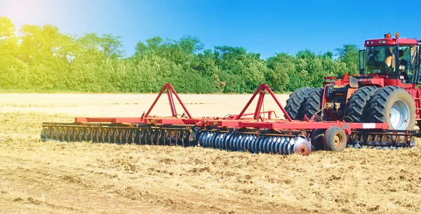 Trator Vermelho Para Colheita Meio Temporada Verão Produz Campo Disco — Fotografia de Stock