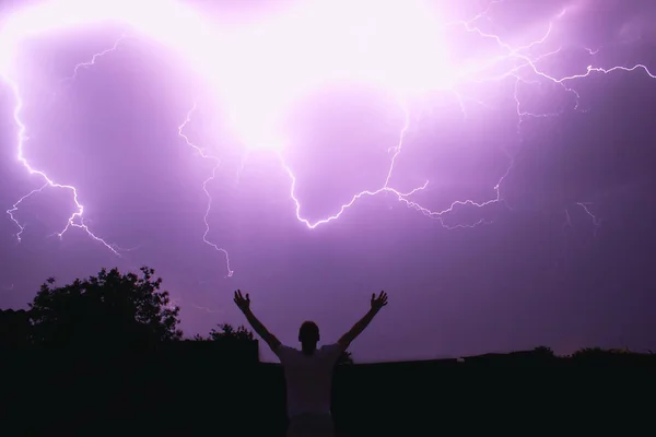 Silueta Del Hombre Del Mago Convocando Relámpago Que Ilumina Cielo —  Fotos de Stock