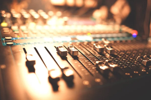 dj müzik kayıt ve gece kulübü yönetimi için kontrol paneli