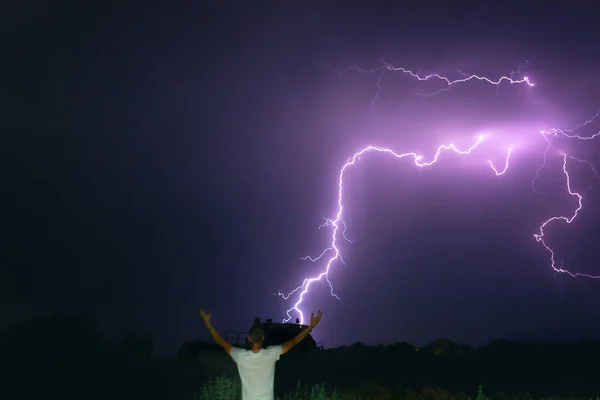 Siluett Manen Magikern Tillkalla Lightning Lysande Natthimlen Med Ljusa Blixtar — Stockfoto