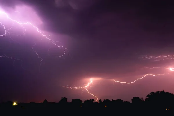 Relámpago Brillante Iluminaba Cielo Nocturno Teñía Las Nubes Color Violeta —  Fotos de Stock