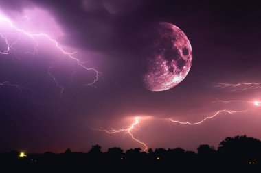 Halloween gece gökyüzü kanlı kırmızı bulutlar ve yıldırım ve gelişmekte olan bir flaş ile dolunay closeup Sabbath anda