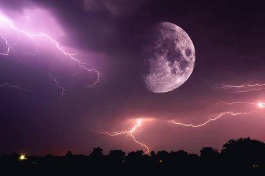 Halloween gece gökyüzü kanlı kırmızı bulutlar ve yıldırım ve gelişmekte olan bir flaş ile dolunay closeup Sabbath anda